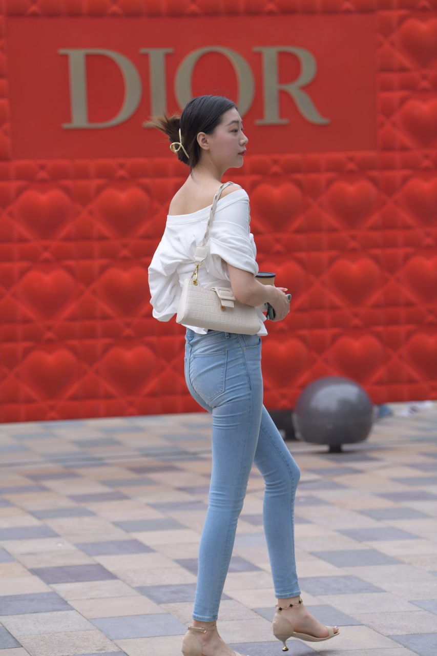 精选街拍作品高挑紧身牛仔裤美女插图 精选街拍作品高挑紧身牛仔裤美女