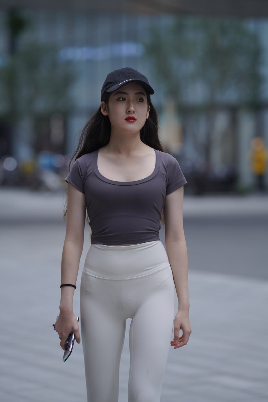 精选街拍作品白色紧身瑜伽裤女生